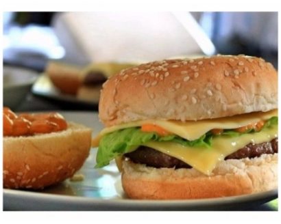 Leckere Burger und Pommes mit Byodo