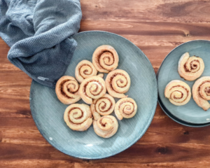Schnelles Zimtschnecken Rezept und skandinavisches Geschirr
